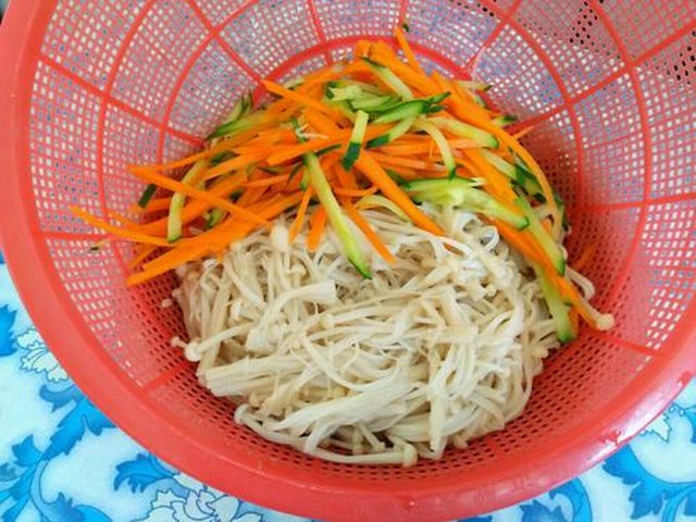 【凉拌金针菇】步骤4