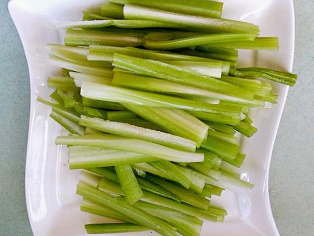 【凉拌芹菜金针菇】步骤1