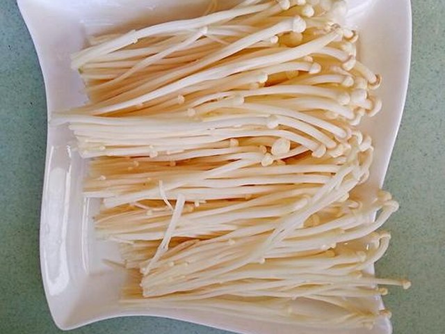 【凉拌芹菜金针菇】步骤2