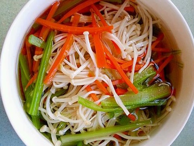 【凉拌芹菜金针菇】步骤4