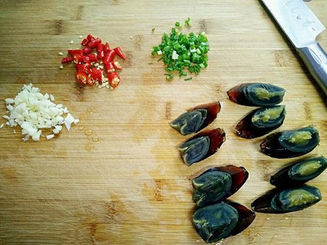 【皮蛋拌豆腐】步骤3