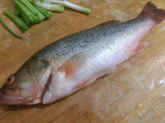 【䓤油鲈鱼】步骤3