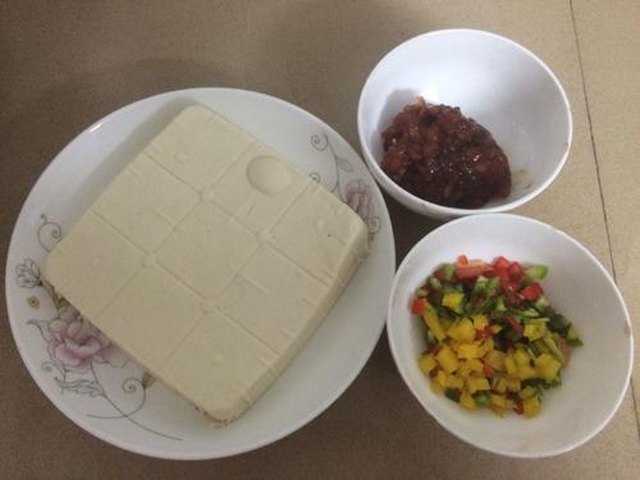 【肉末蒸内脂豆腐】步骤1