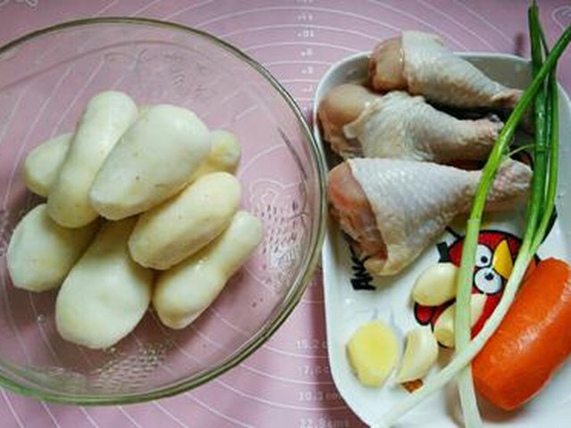 【鸡肉蒸芋头】步骤1