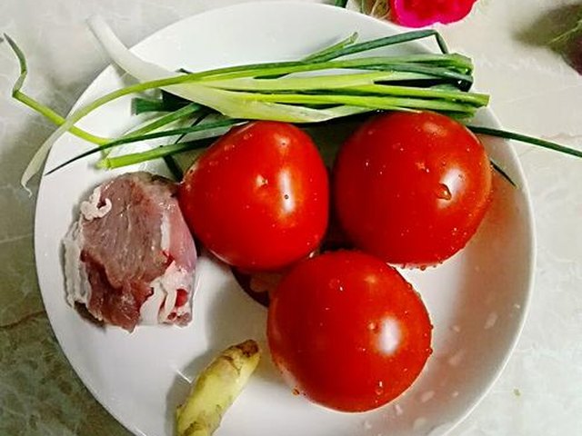 【粉肠番茄汤】步骤1