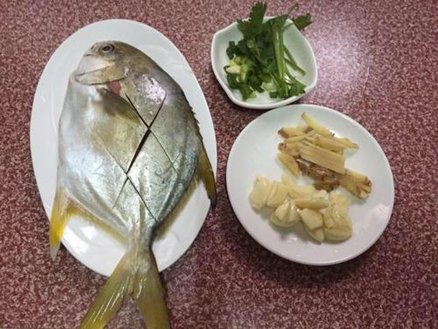 【清蒸金鲳鱼】步骤2