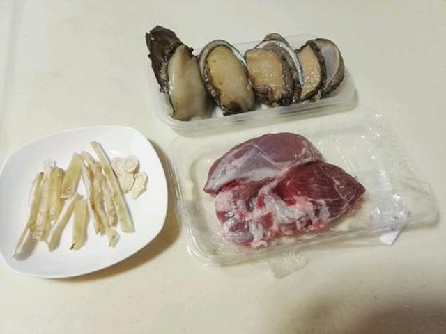 【鲍鱼鱼胶汤】步骤1