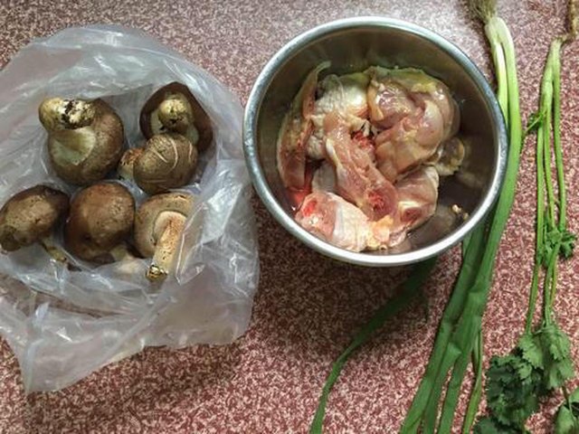 【香菇蒸鸡腿肉】步骤1