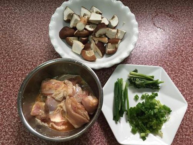 【香菇蒸鸡腿肉】步骤2