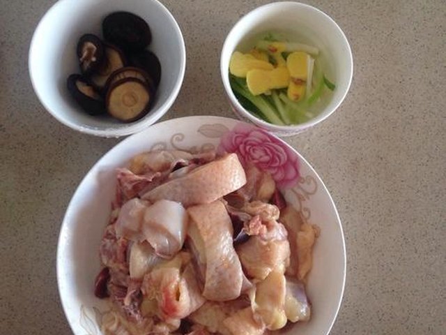 【香菇蒸鸡】步骤1