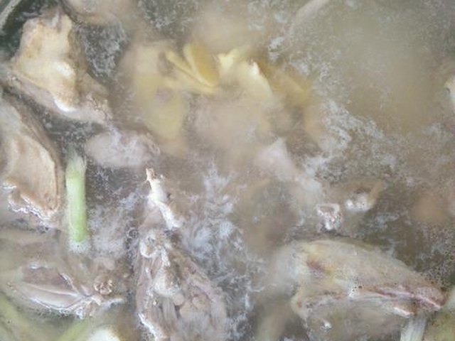 【山药乳鸽汤】步骤3