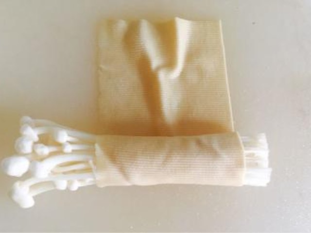 【豆皮金针菇卷】步骤4