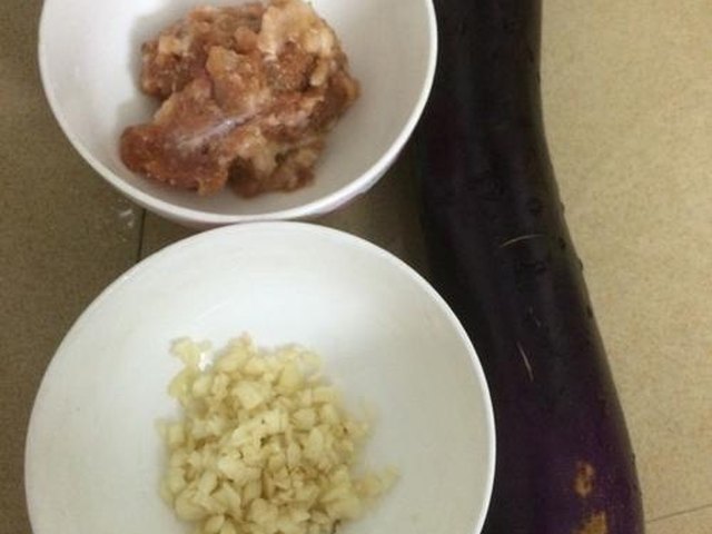 【肉末蒸茄子】步骤1