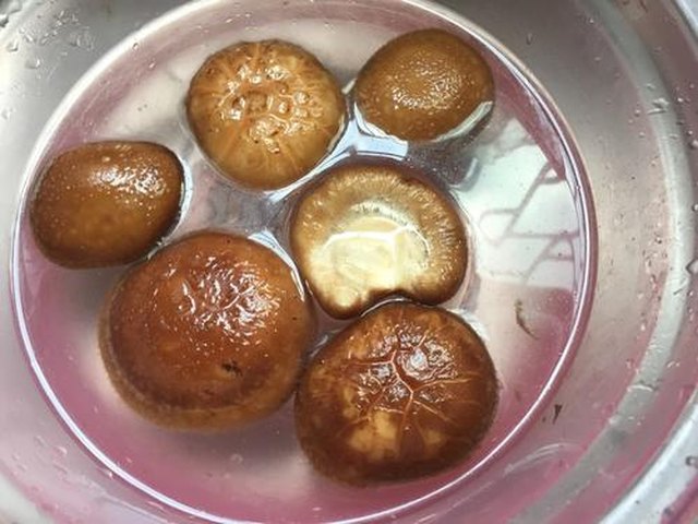 【冬菇蒸滑鸡】步骤2