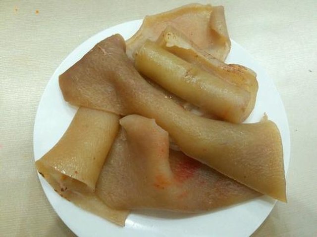 【大蒜辣椒蒸猪皮】步骤3