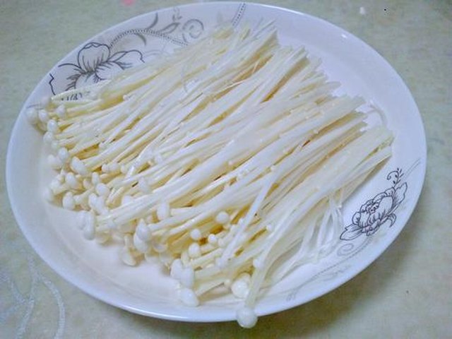 【剁椒蒸金针菇】步骤1