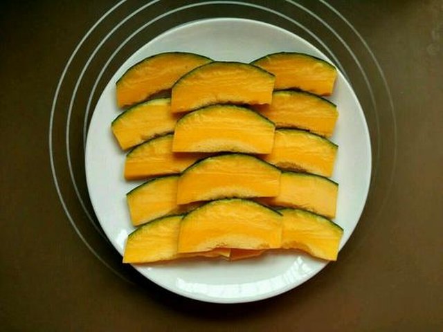 【豆瓣酱蒸南瓜】步骤1