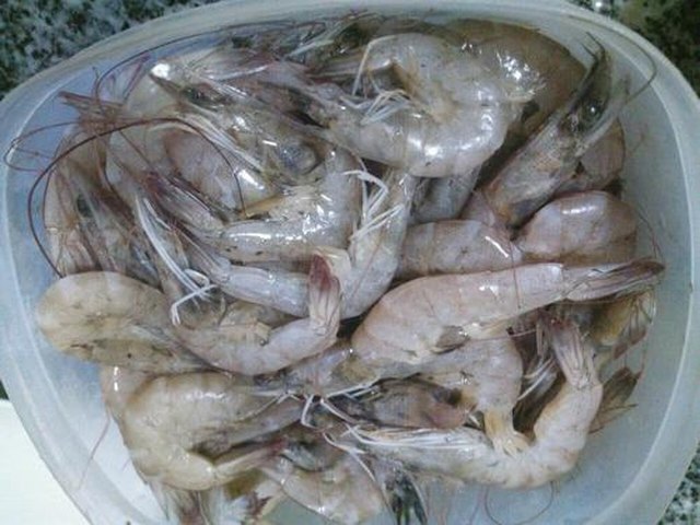 【蒜香玉子豆腐蒸虾仁】步骤1