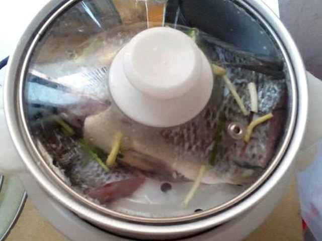 【电饭锅蒸鱼】步骤4