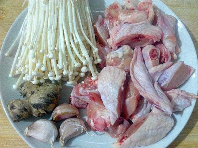 【金针菇蒸鸡翅】步骤1