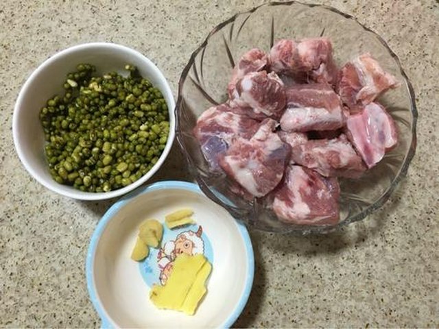 【绿豆排骨汤】步骤1
