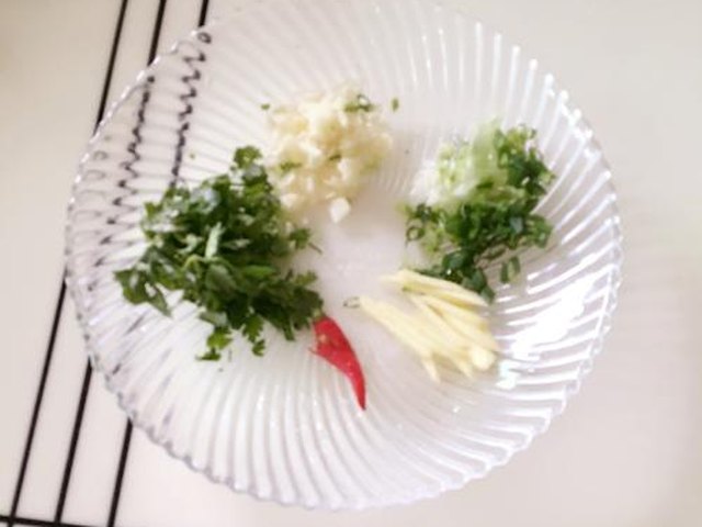 【酱爆牛肉丸汤娃娃菜】步骤2