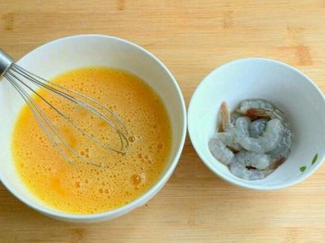 【虾仁鸡蛋羹】步骤1