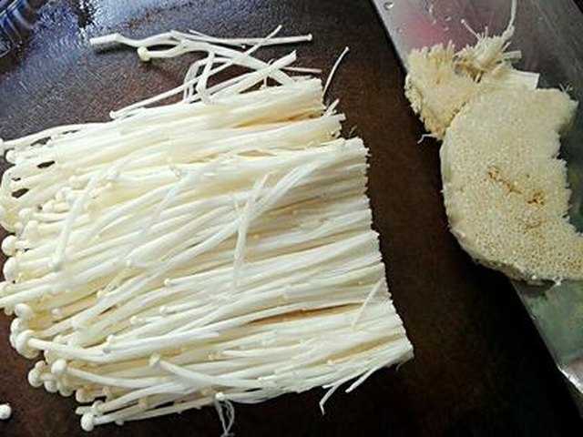 【剁椒蒸金针菇】步骤1