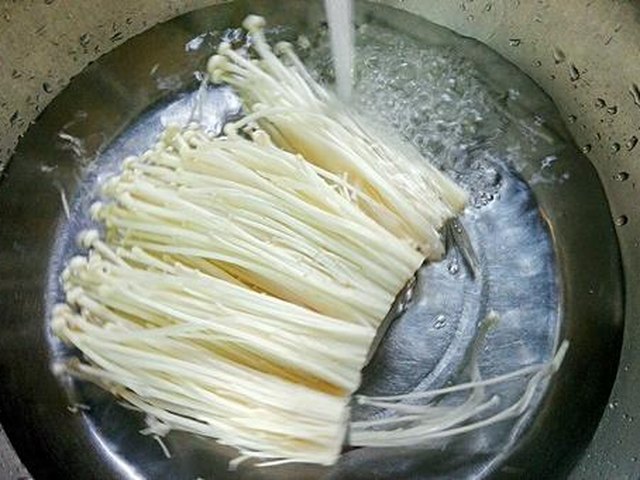 【剁椒蒸金针菇】步骤2