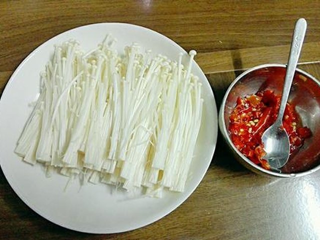 【剁椒蒸金针菇】步骤3