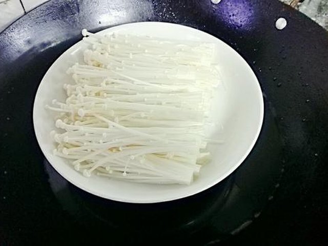 【剁椒蒸金针菇】步骤4