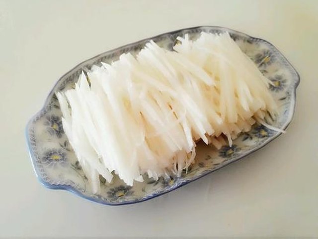 【蒸肉末白萝卜丝】步骤2