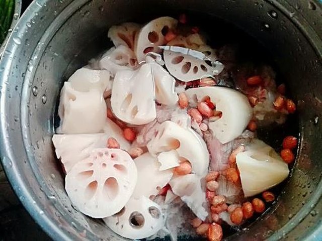 【胡萝卜莲藕煲猪骨】步骤3