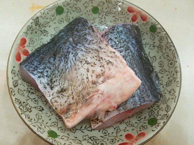 【豆豉辣椒蒸鲢鱼】步骤1