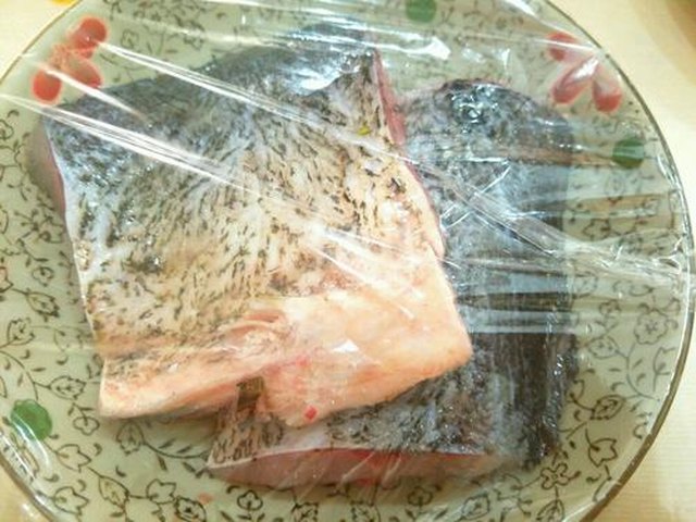 【豆豉辣椒蒸鲢鱼】步骤2
