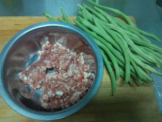 【豆角炒肉沫】步骤1