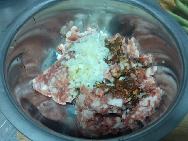 【豆角炒肉沫】步骤2