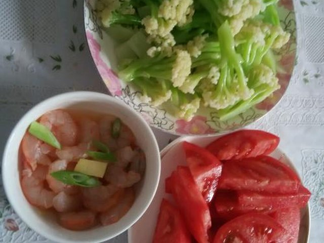 【西红柿虾仁炒菜花】步骤3