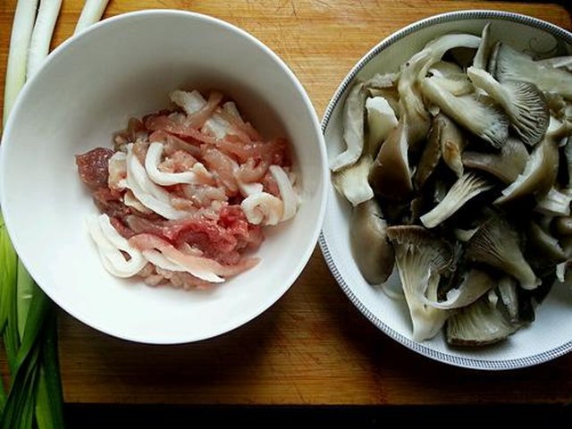 【平菇蒜苗炒肉丝】步骤1