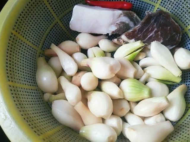 【葱头炒腊肉】步骤1