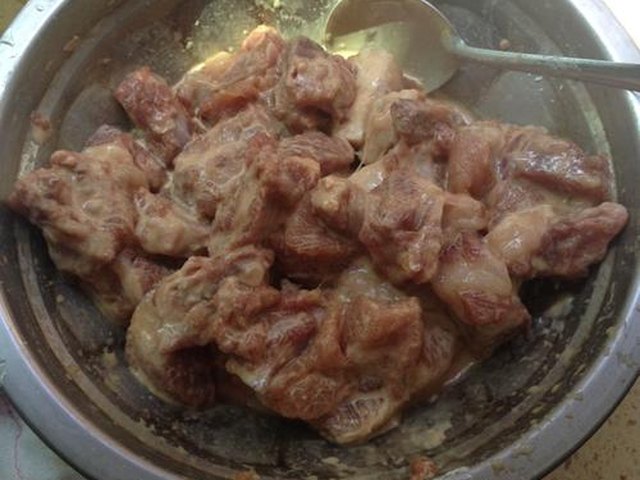 【酸甜菠萝排骨】步骤2