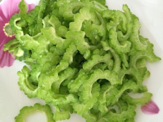 【苦瓜炒鸡蛋】步骤2