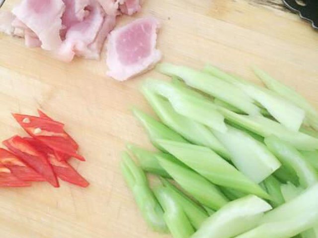 【西芹炒肉】步骤2