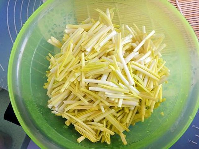 【肉丝炒蒜黄】步骤1