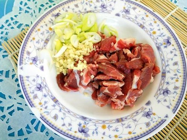 【肉丝炒蒜黄】步骤2