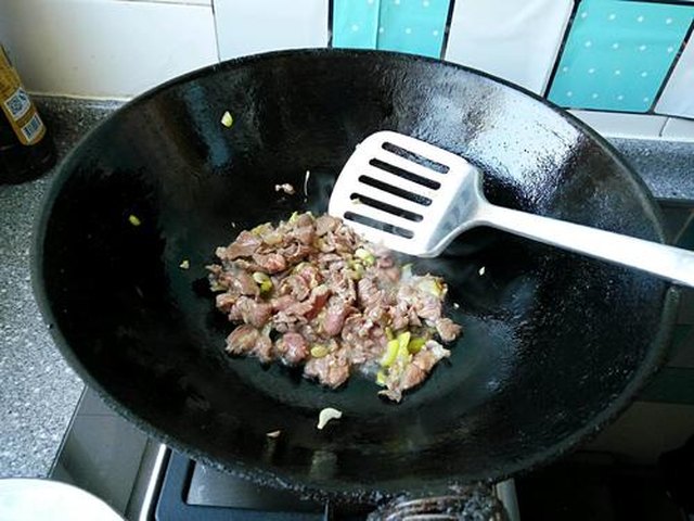 【肉丝炒蒜黄】步骤4