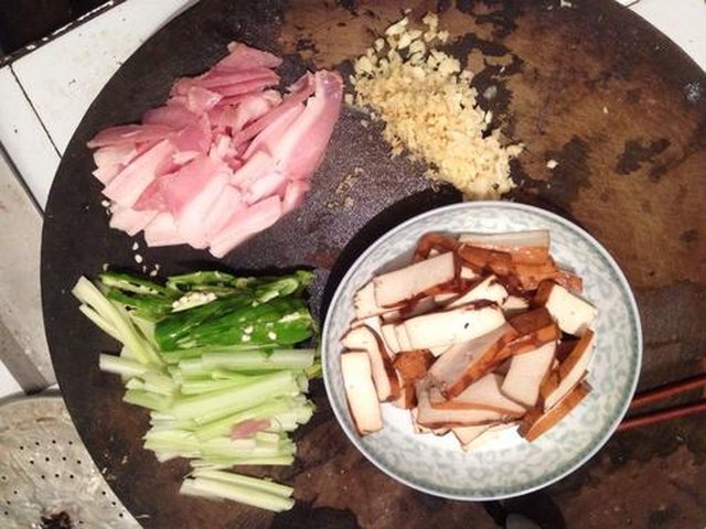 【芹菜香干炒肉！】步骤4