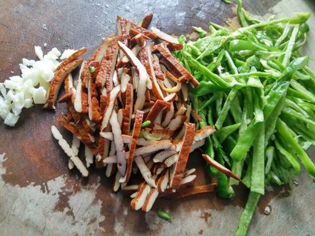 【辣椒豆干炒肉】步骤2