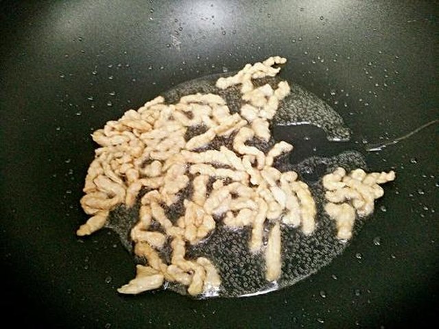 【泡菜苕粉炒肉丝】步骤4