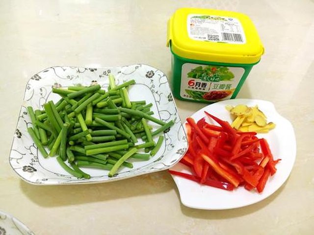 【蒜苔炒鱿鱼】步骤2